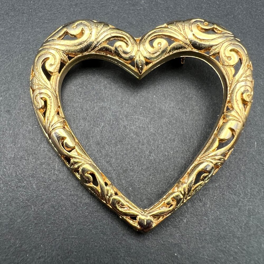Vintage Open Heart Brooch Gold Tone Womens Ornate Etched Scroll Design‎ Pin